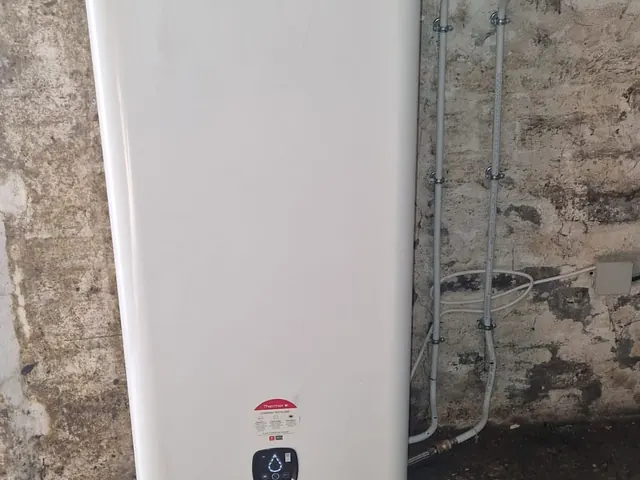 Chauffe-eau électrique Thermor posé en cave — Sallaumines