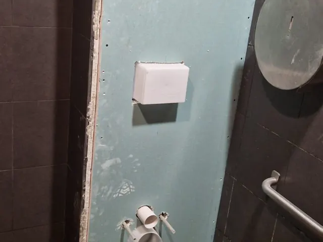Bâti-support de WC suspendu, avant habillage — Achicourt