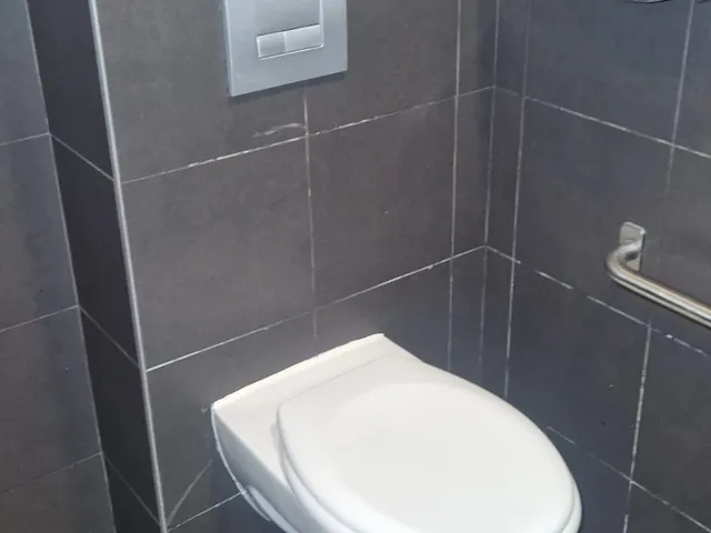 Le même WC suspendu, une fois posé — Achicourt
